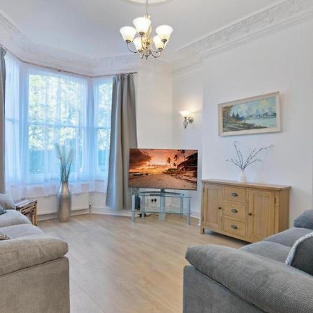 Onsitestays - Tranquil 2 Bedroom Apartment With Large Kitchen, Private Garden Near Wimbledon Station London Exterior foto